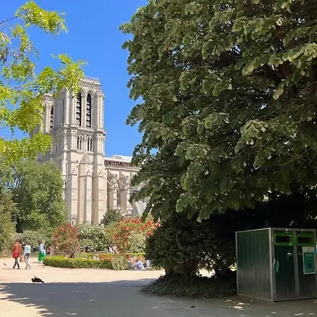 Charming Two Bedroom At Notre - Dame * Parigi
