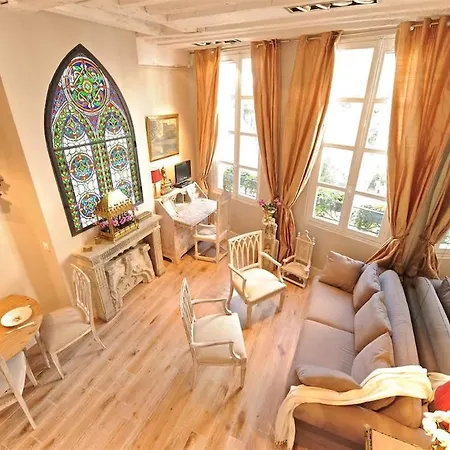 Charming Two Bedroom At Notre - Dame Apartment