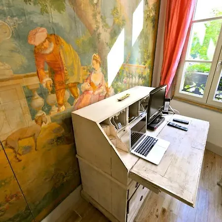 Charming Two Bedroom At Notre - Dame Apartment
